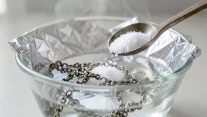 czyszczenie srebra woda sól folia aluminiowa
